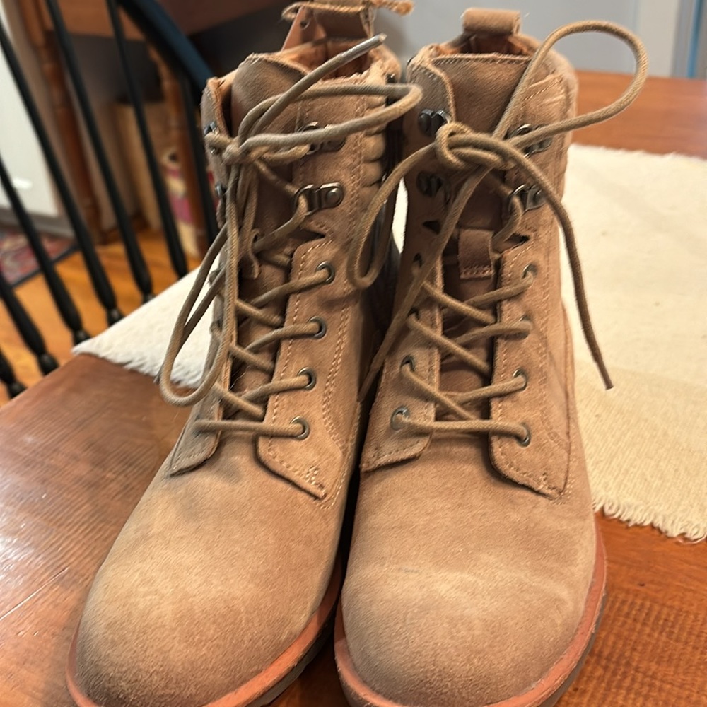 Soft brand waterproof suede boots, size 9 1/2 new with tags never worn